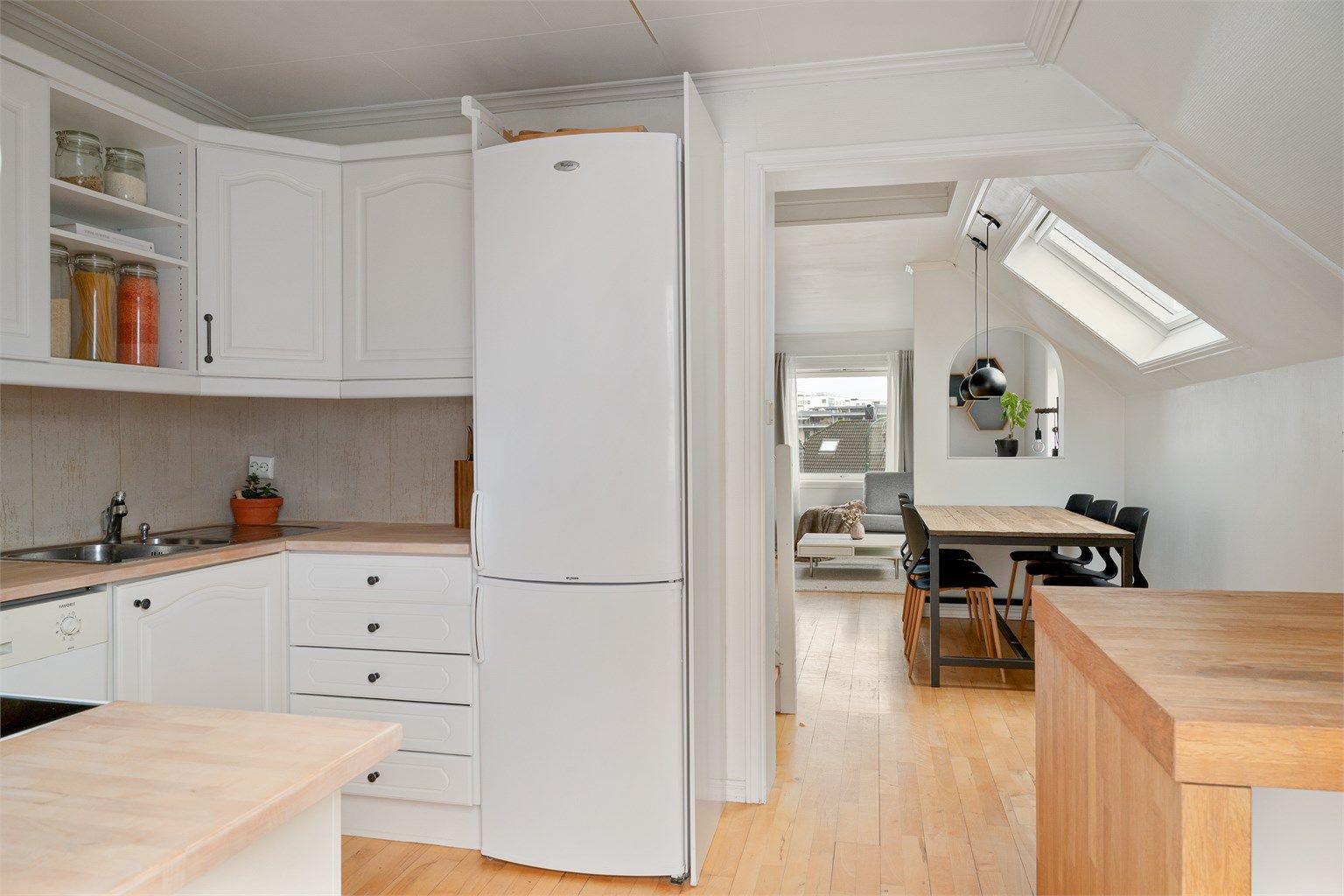 Delvis adskilt kjøkken. 