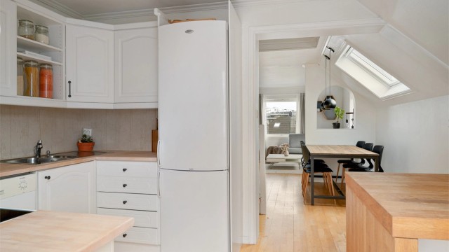 Delvis adskilt kjøkken.