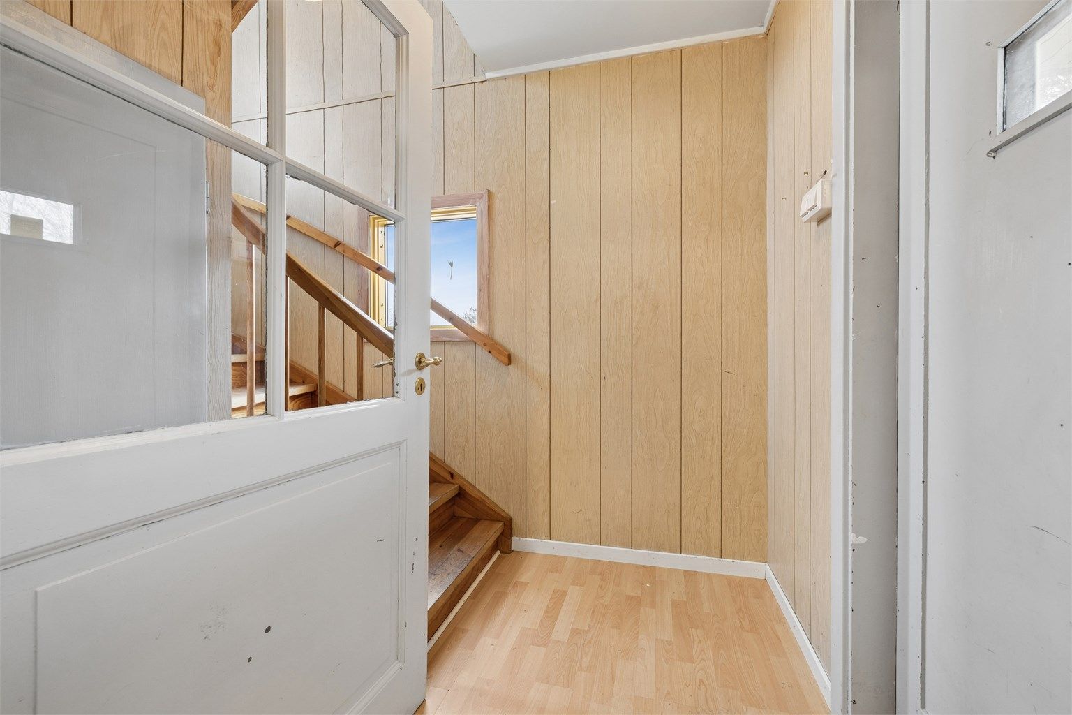 Felles trapperom i trekonstruksjon som forbinder boenhetene og kjelleren.