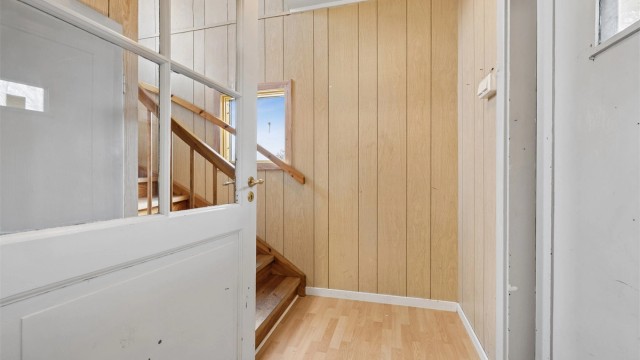 Felles trapperom i trekonstruksjon som forbinder boenhetene og kjelleren.