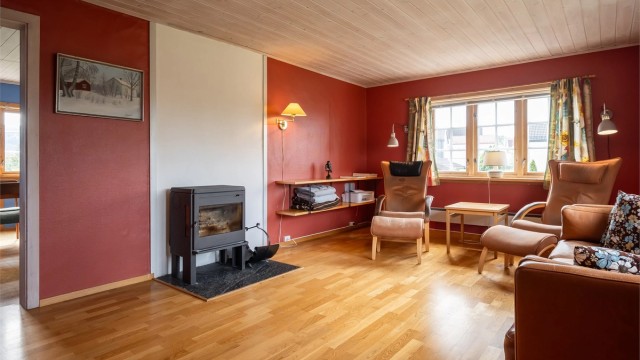 Boligen er gjennomgående lys og luftig med utstrakte vindusflater som sikrer rikelig med naturlig dagslys.