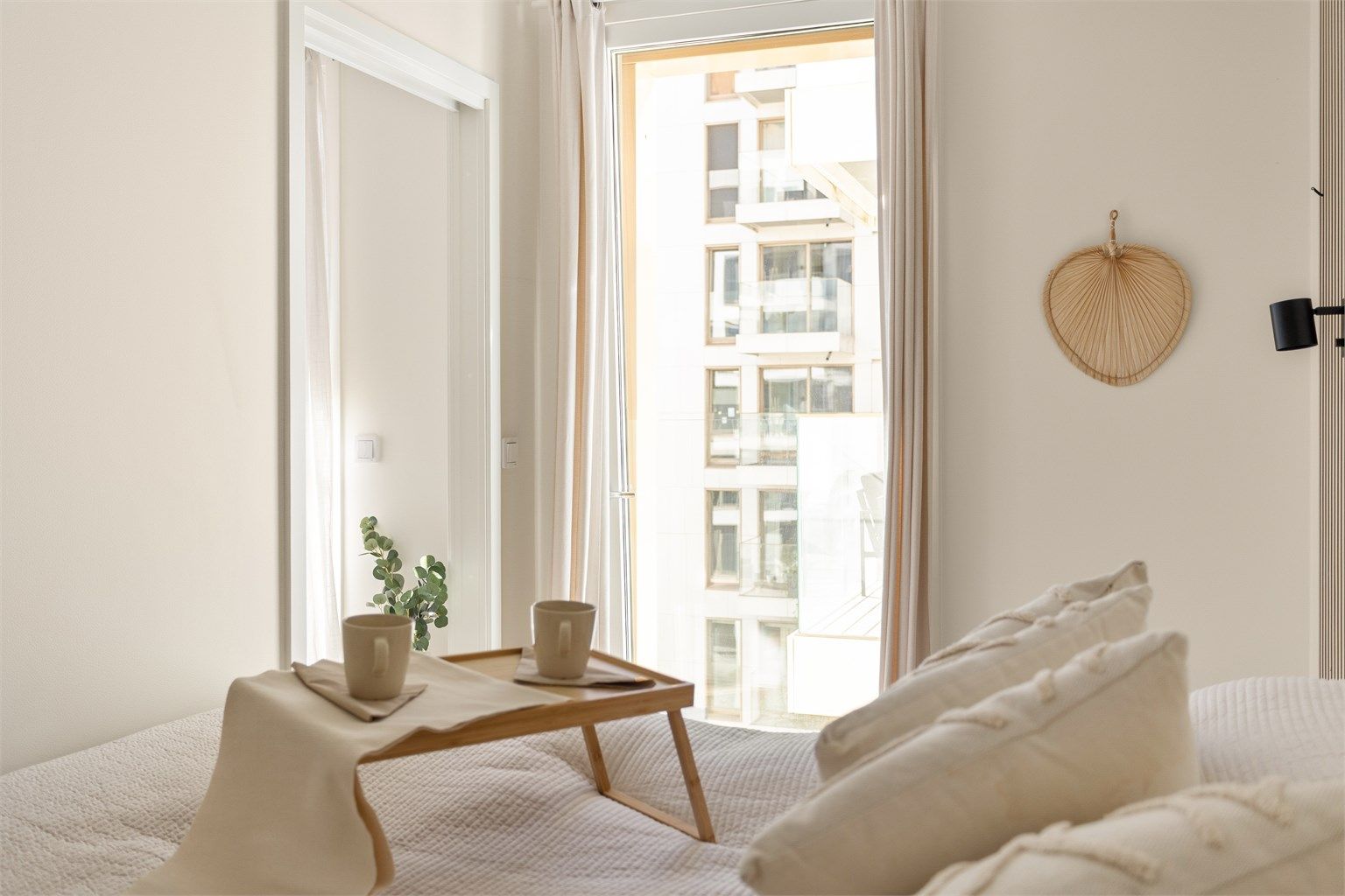 Også soverommet nyter godt av store vindusflater som slipper inn rikelig med dagslys.