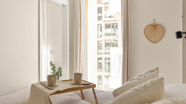 Også soverommet nyter godt av store vindusflater som slipper inn rikelig med dagslys.