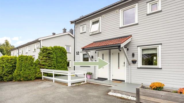 Boligen ligger i et familievennlig og trygt område med kort gangavstand til bussholdeplass samt flotte tur-/rekreasjonsområder i marka.