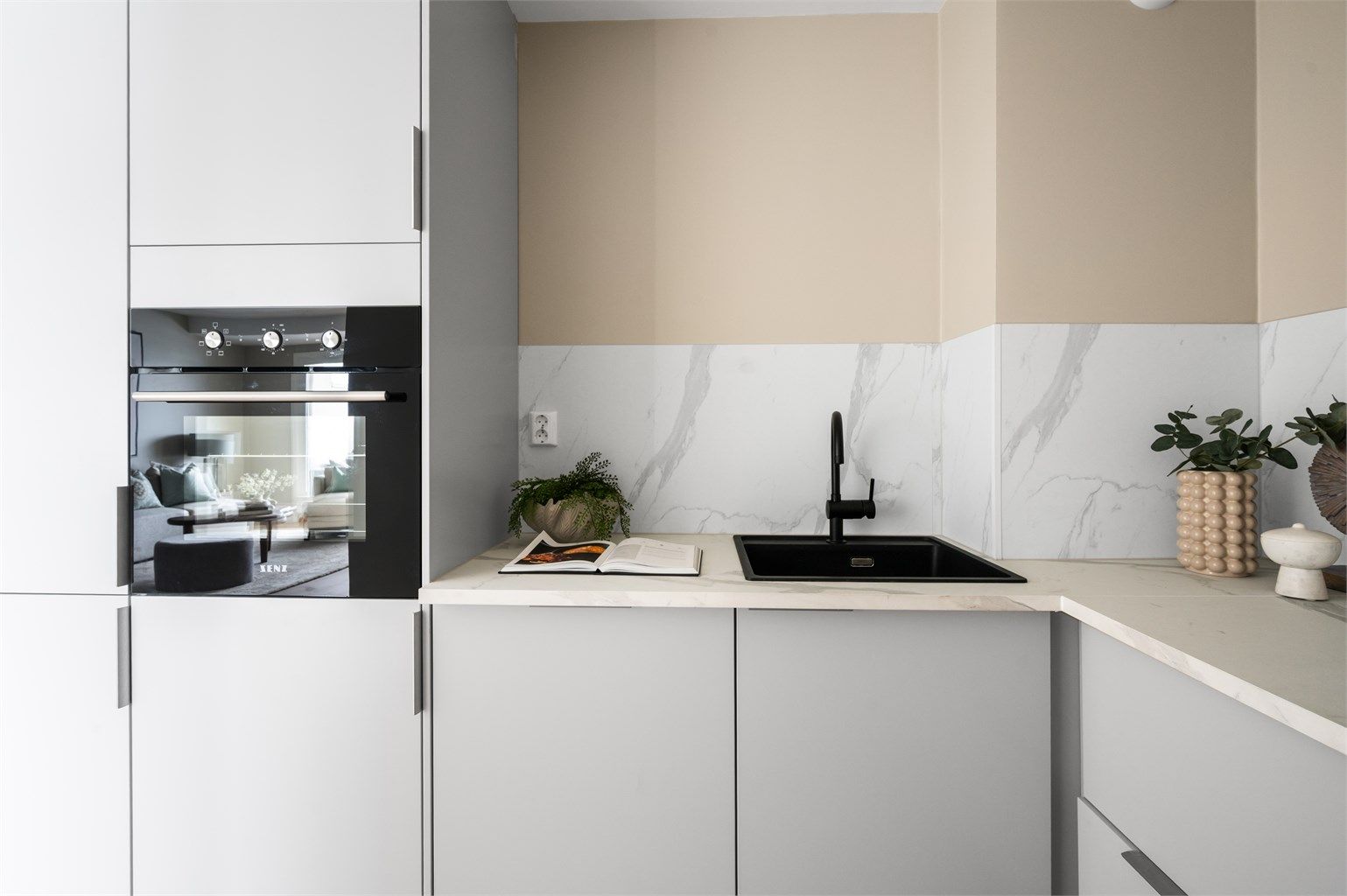 Kjøkkenet er utstyrt med integrert kjøl/fryseskap, oppvaskmaskin og stekeovn, samt kullfilterventilator over kokeplass. 