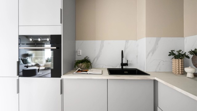 Kjøkkenet er utstyrt med integrert kjøl/fryseskap, oppvaskmaskin og stekeovn, samt kullfilterventilator over kokeplass.