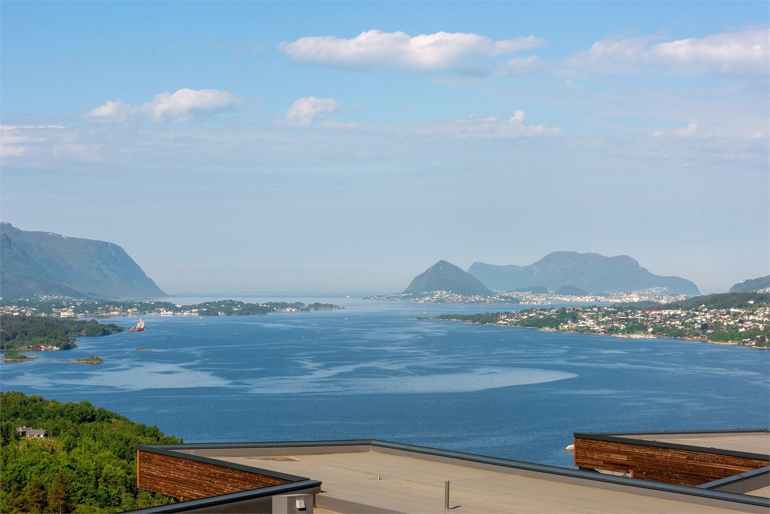 Fra boligen er det fantastisk utsikt mot Borgundfjorden, Sula, Sukkertoppen og Godøya!