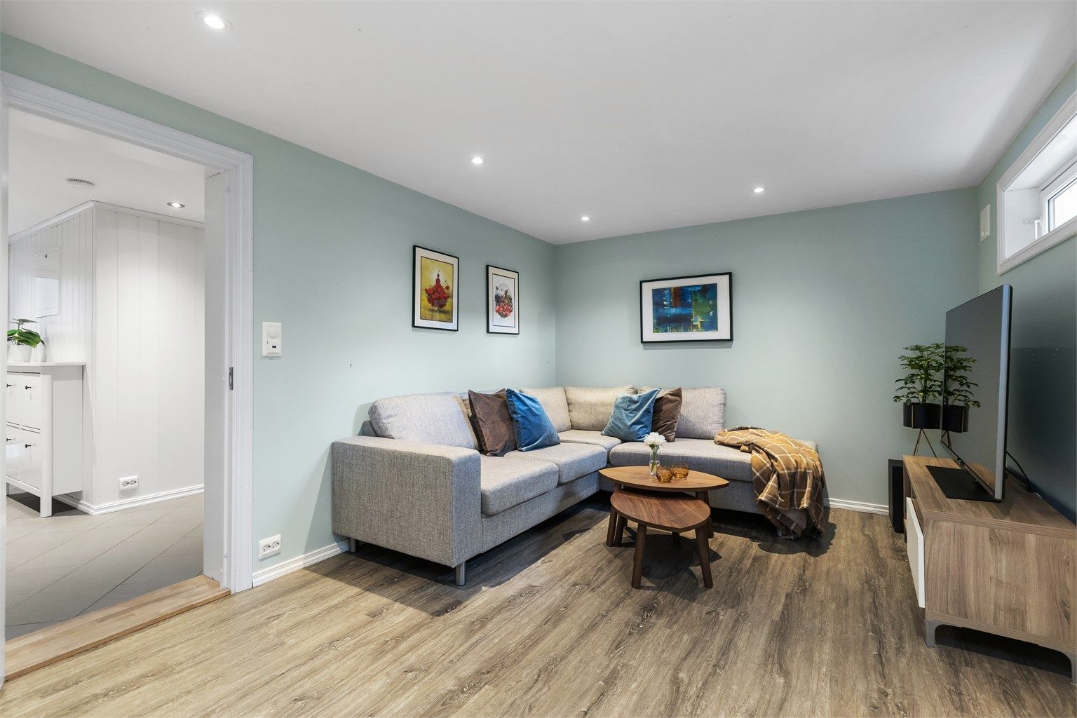 Kjellerstuen (ikke godkjent for varig opphold) er et lunt og anvendelig rom med gulvvarme, perfekt som en ekstra TV-stue eller et lekerom 