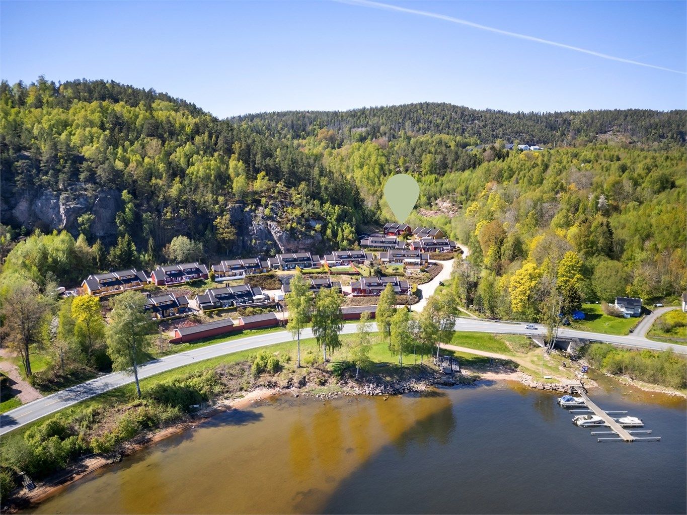 Rett til en båtplass på felles bryggeanlegg (inntil 21 fot), sameiet har tinglyst bruksrett på bryggen.