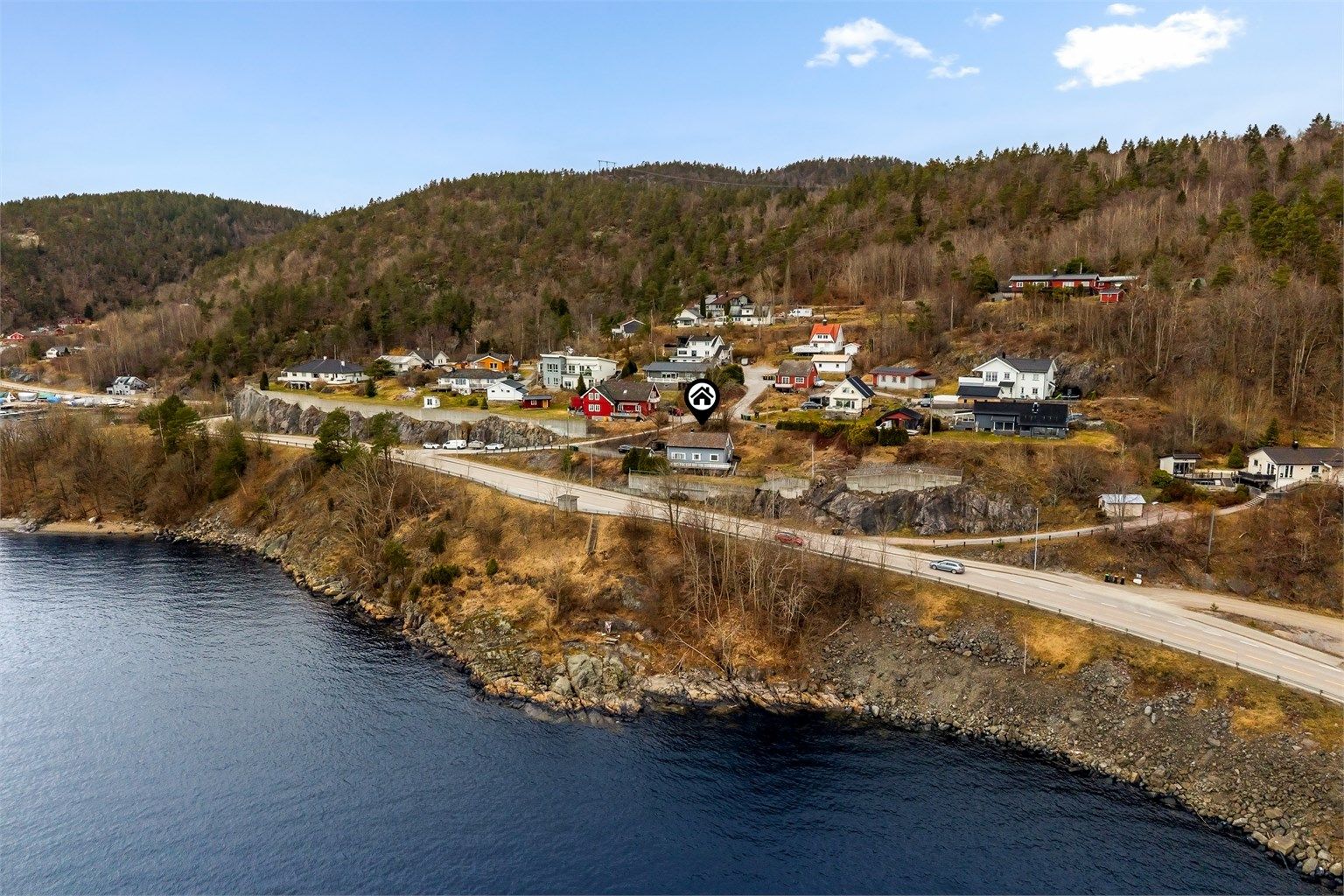 Landlig beliggenhet i lite boligområdet og med nærhet til sjøen.