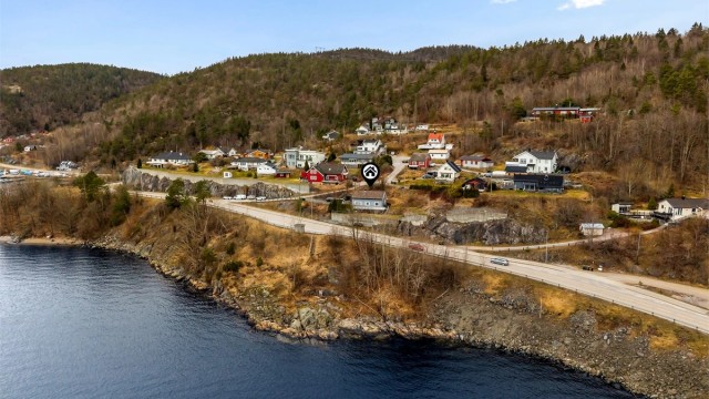 Landlig beliggenhet i lite boligområdet og med nærhet til sjøen.