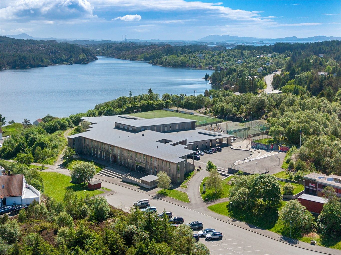 Eiendommen ligger med kort og trygg gangavstand til Fauskanger barne- og ungdommskole/idrettsplass