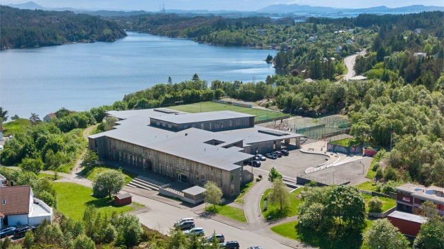 Eiendommen ligger med kort og trygg gangavstand til Fauskanger barne- og ungdommskole/idrettsplass