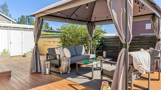 En overbygd loungesone gjør terrassen like innbydende på varme sommerdager som sene sommerkvelder.