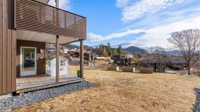 Fra underetasjen er det utgang til en overbygd terrasse på 11 m² og hagen.