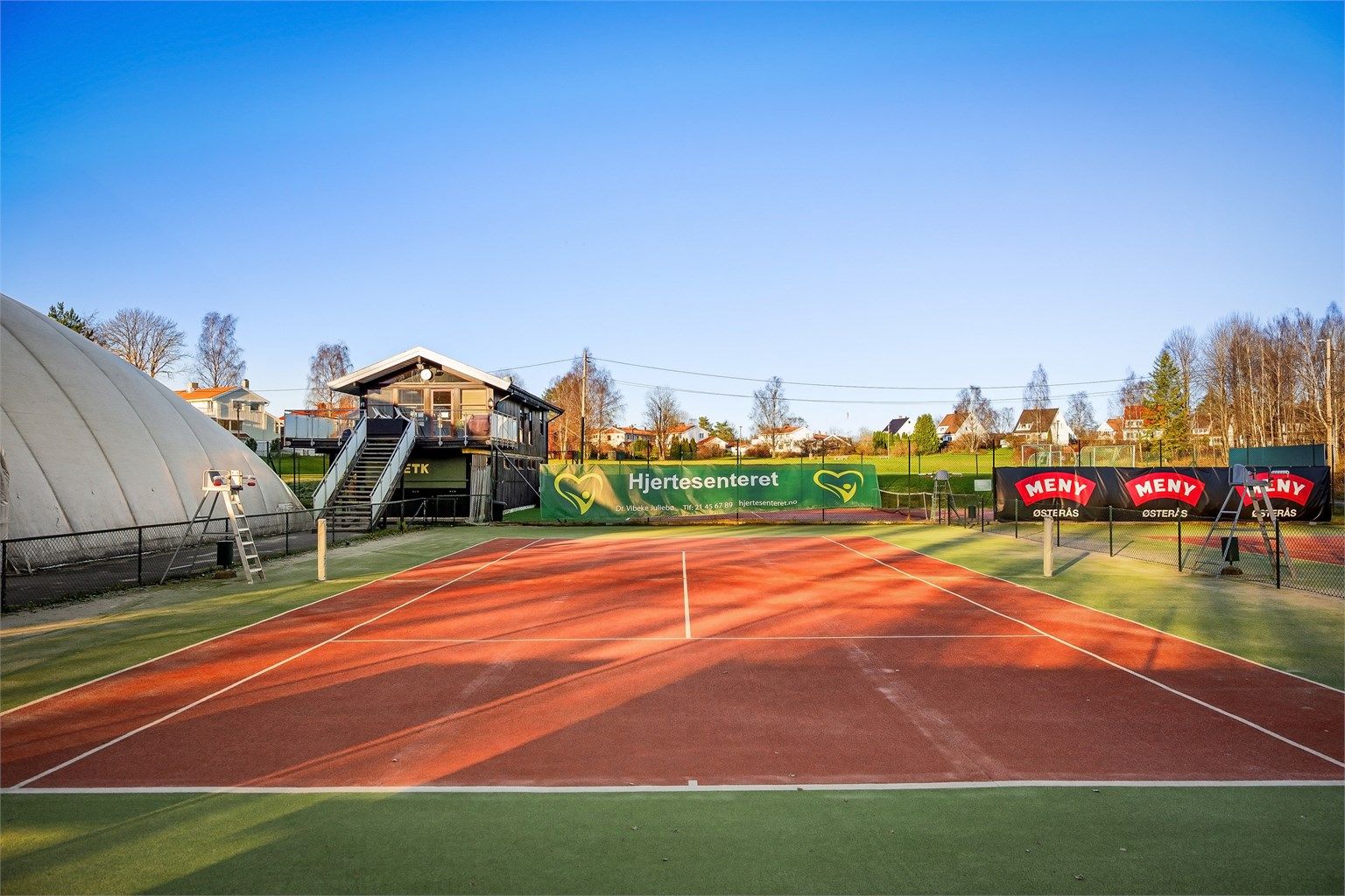 Få minutters gåavstand til Eiksmarka tennisbaner med 6 baner. Om vinteren blir det satt opp boble over 2 av banene
