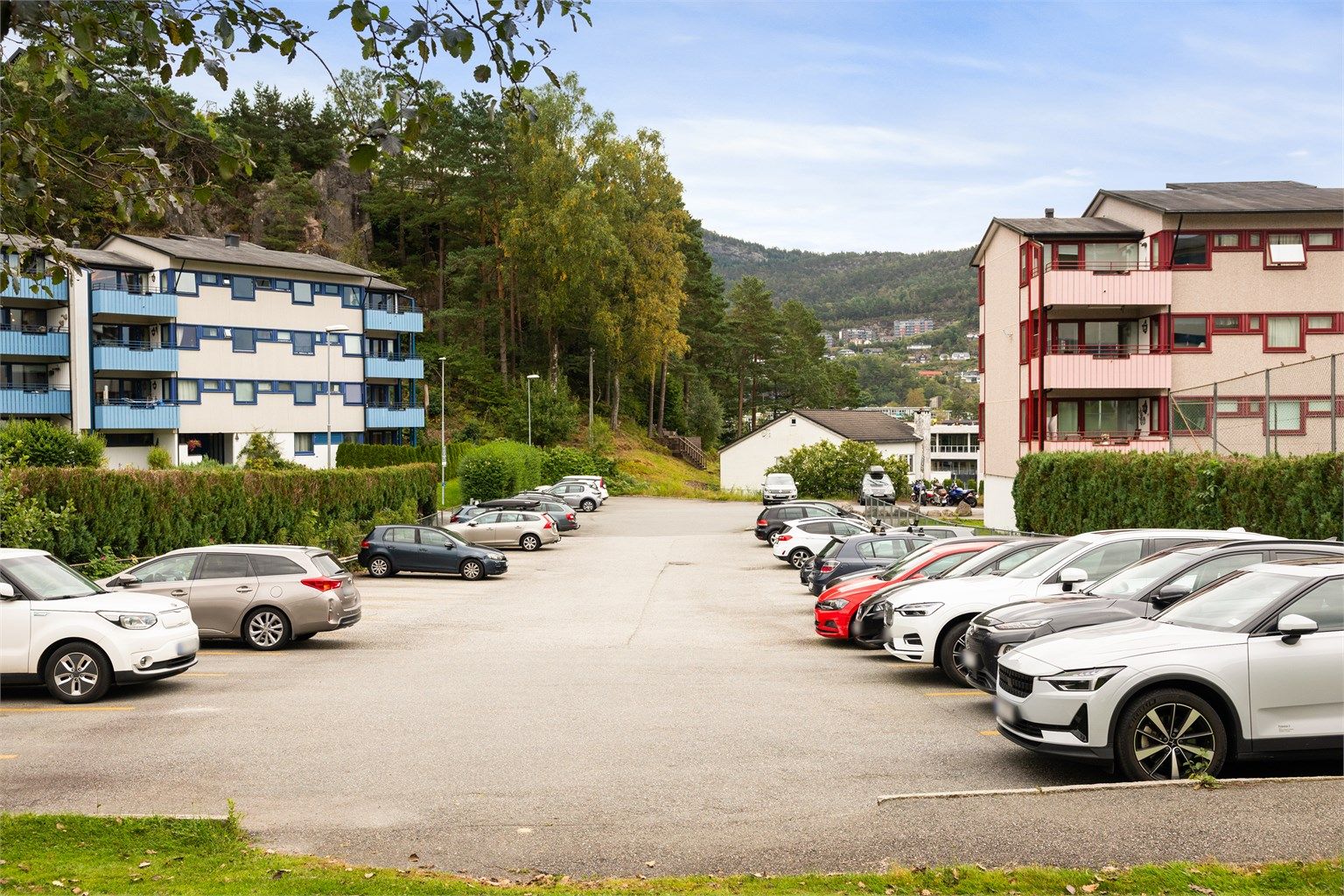Felles parkeringsplass for beboerne i borettslaget.