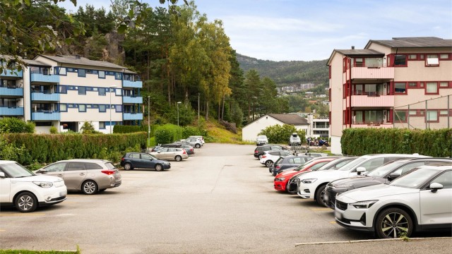 Felles parkeringsplass for beboerne i borettslaget.