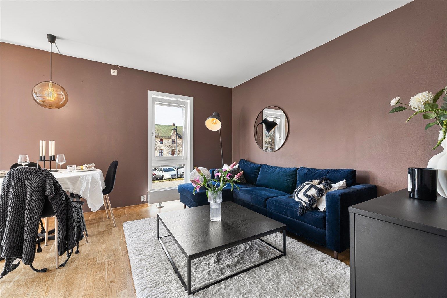 En effektiv romløsning og god takhøyde på 2,5 meter bidrar til at leiligheten oppleves som større enn hva det faktiske arealet skulle tilsi.