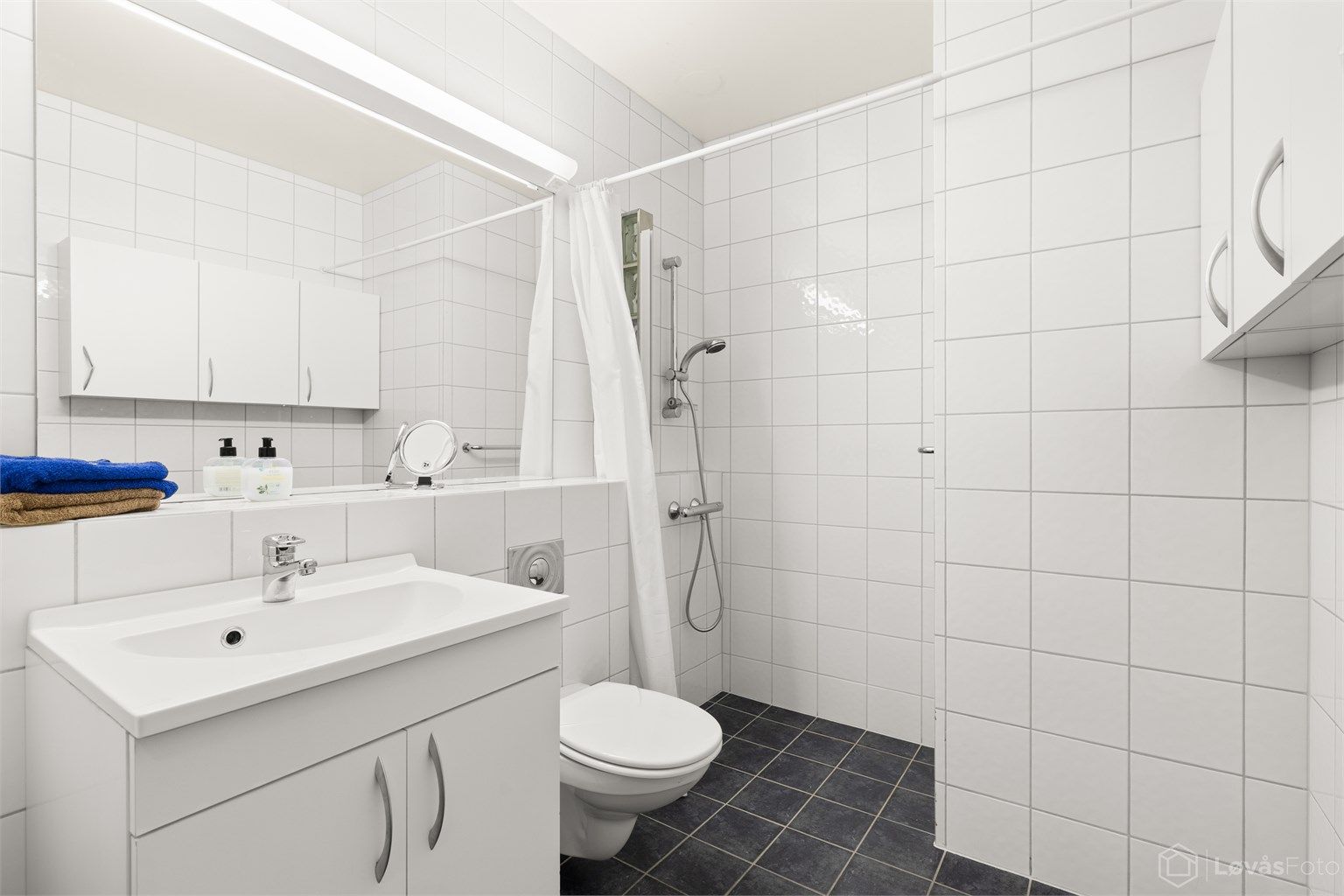 Eldre bad som ble flislagt og kosmetisk oppgradert i 2004. Varmekabler i gulvet