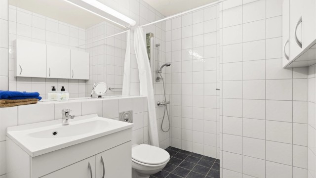 Eldre bad som ble flislagt og kosmetisk oppgradert i 2004. Varmekabler i gulvet