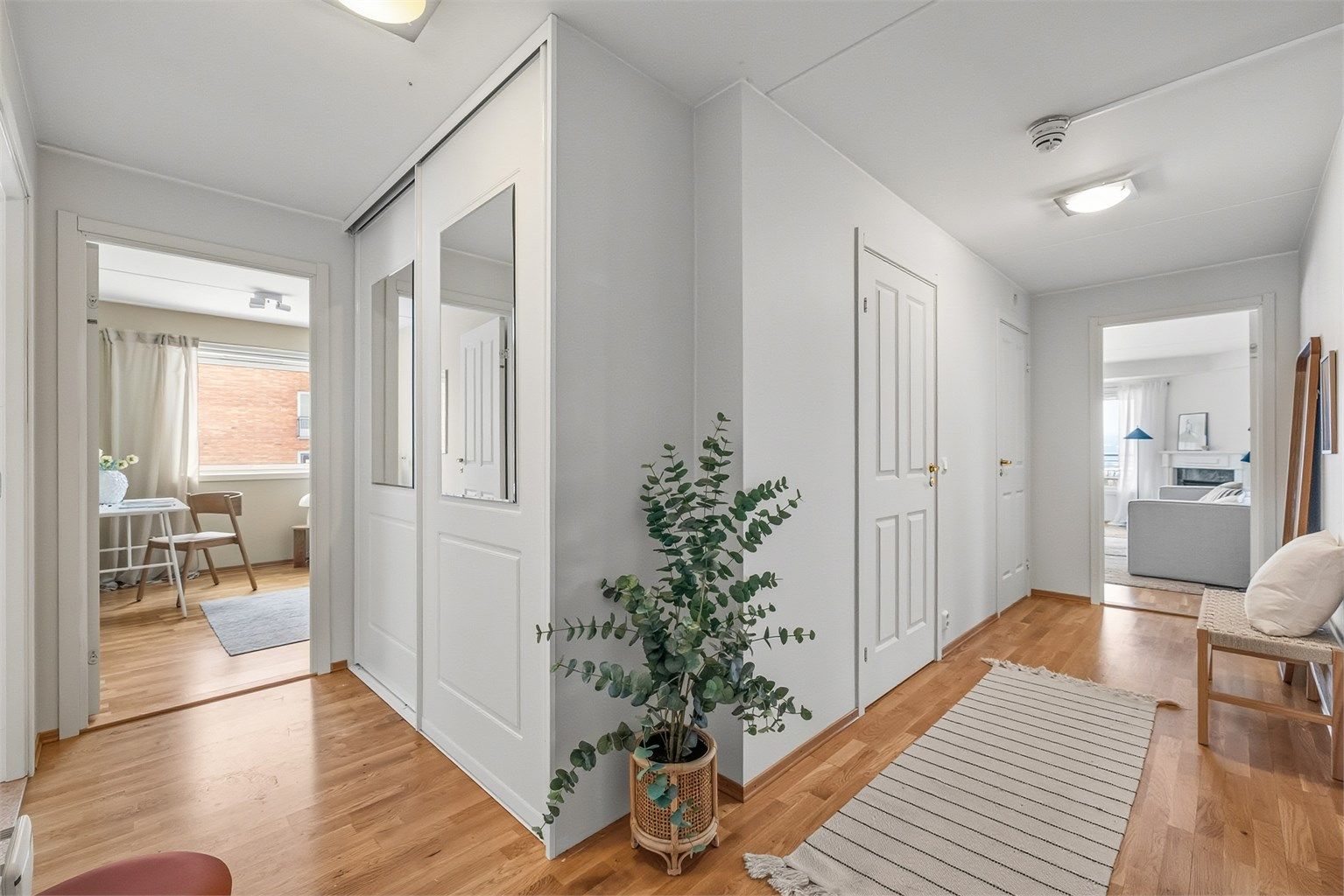 Romslig entré med skyvedørsgarderobe. 