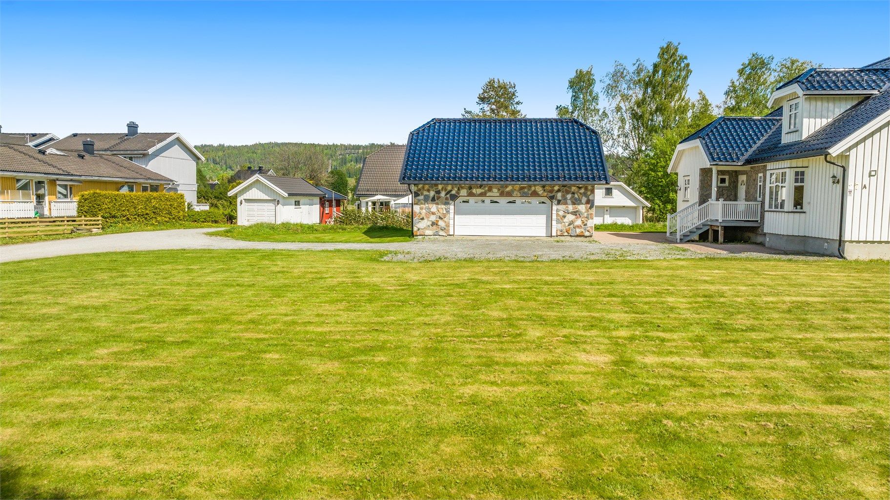 Dobbelgarasje på ca. 66 kvm med bod, leddport og innlagt strøm.