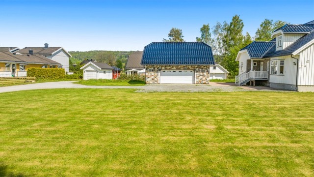 Dobbelgarasje på ca. 66 kvm med bod, leddport og innlagt strøm.