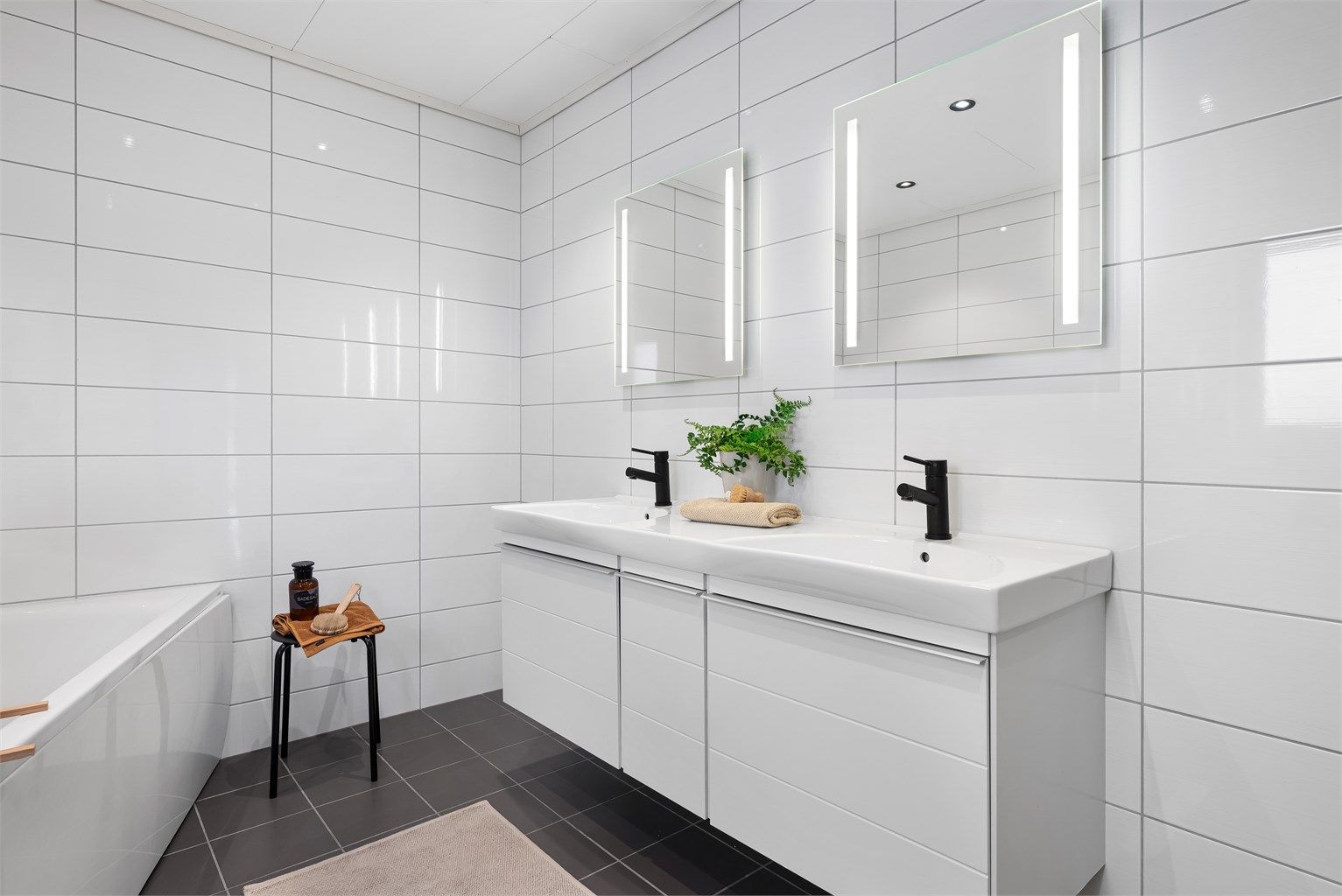 Praktisk dobbelvask med skapseksjon