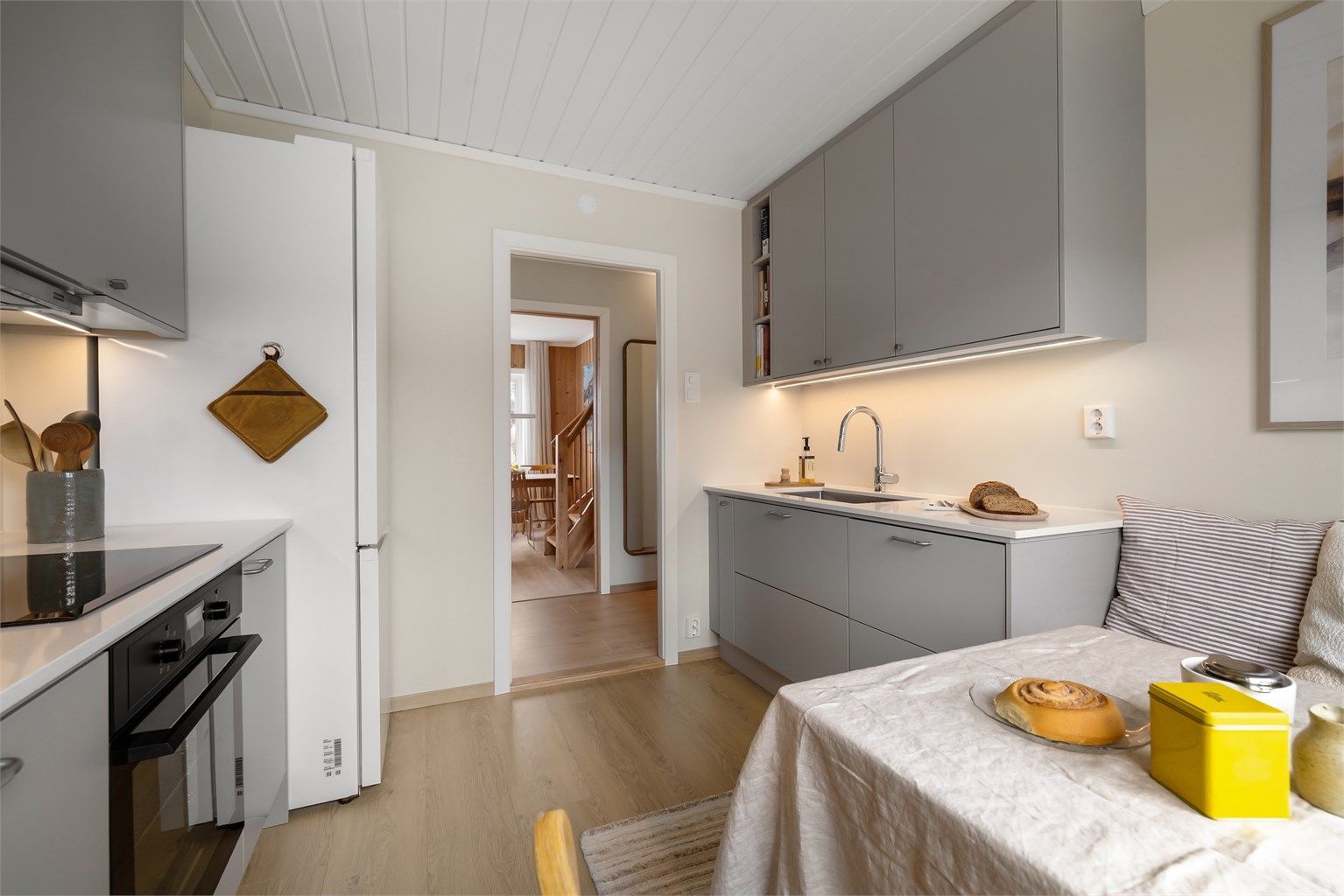 I og med at kjøkkenet er adskilt, tilfredsstilles de aller fleste behov hva gjelder størrelse, utsyn og et naturlig spisested