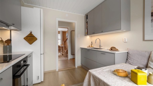 I og med at kjøkkenet er adskilt, tilfredsstilles de aller fleste behov hva gjelder størrelse, utsyn og et naturlig spisested