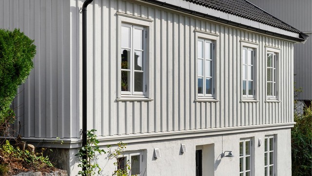 Fasaden er nylig påkostet med ny Barokk-kledning, etterisolering og vindtetting i 2024