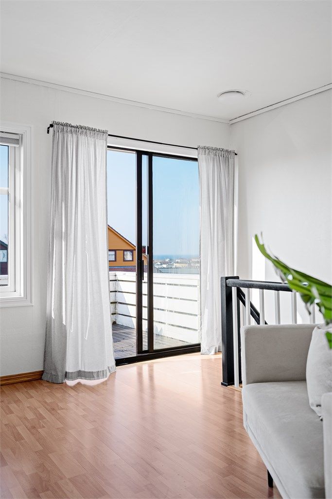 Utgang til vestvendt og solrik balkong med utsikt. 