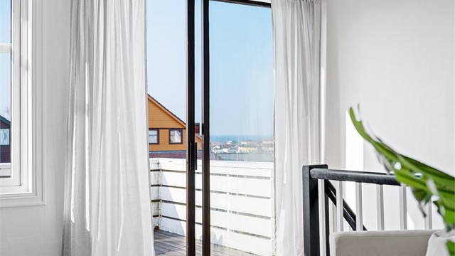 Utgang til vestvendt og solrik balkong med utsikt.