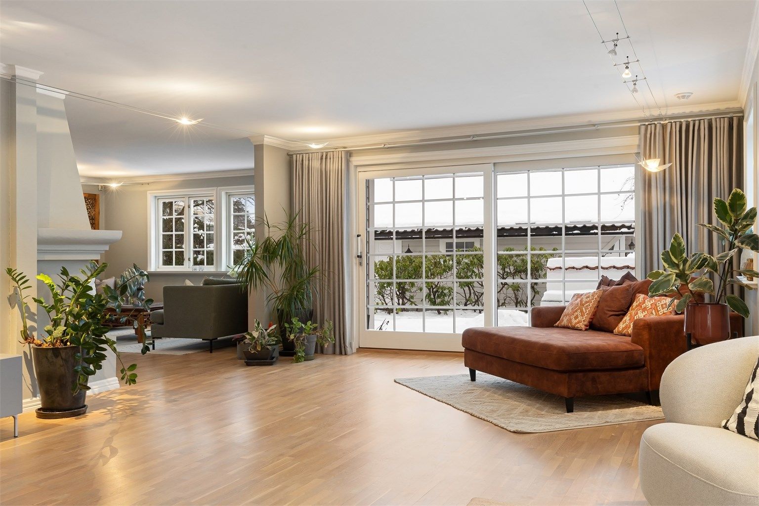 Stuens store vinduer gir rikelig med naturlig lysinnslipp