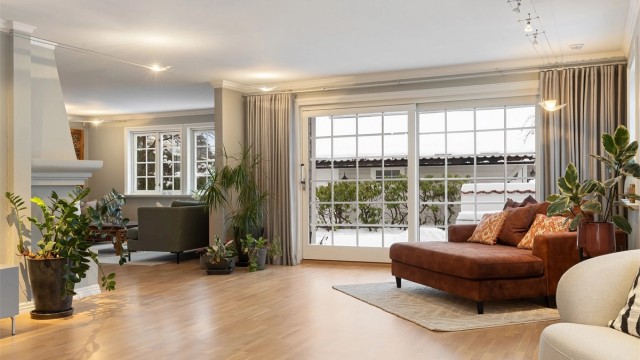 Stuens store vinduer gir rikelig med naturlig lysinnslipp