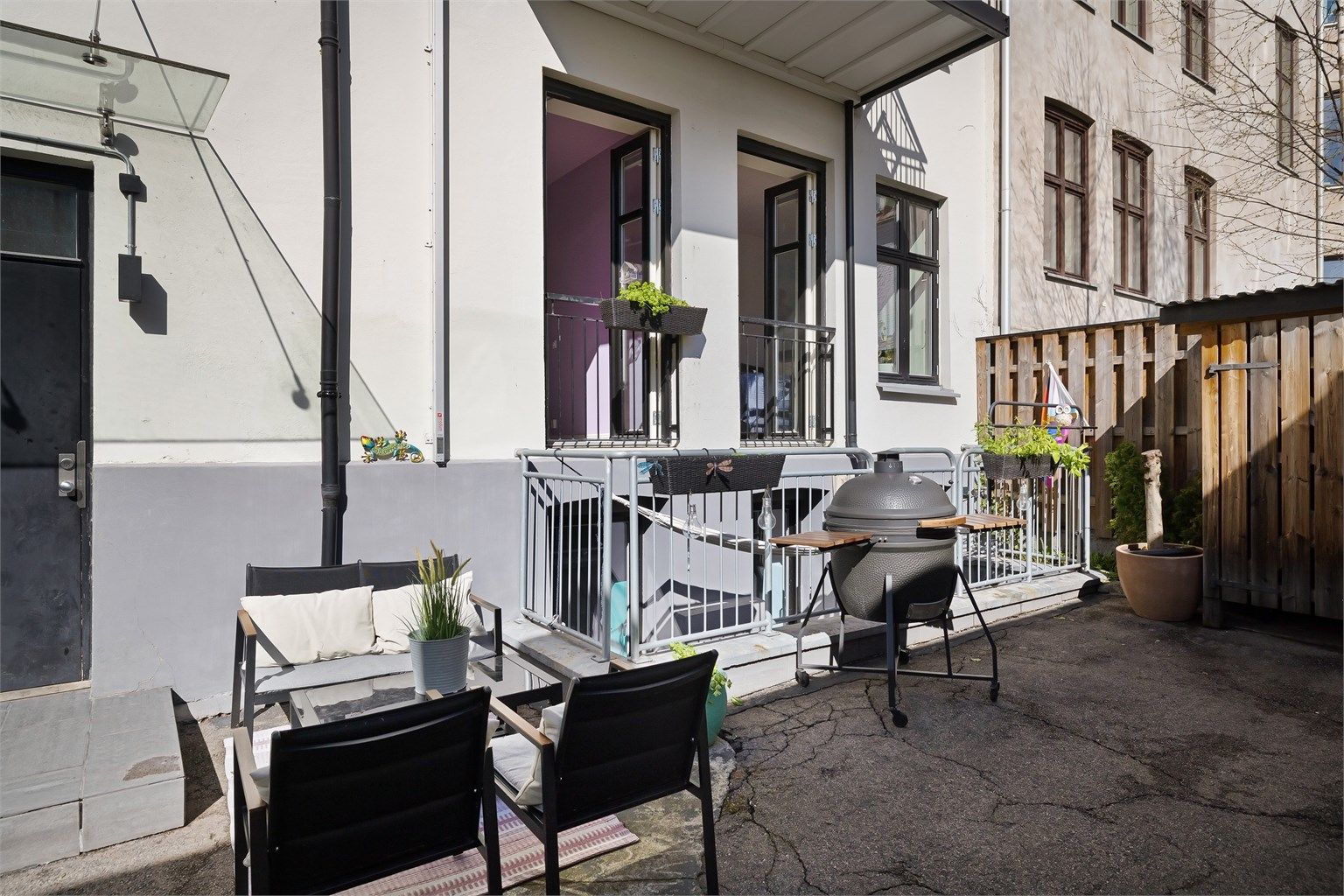 Alle soveromsvinduene vender ut mot denne rolige bakgården. 