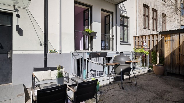 Alle soveromsvinduene vender ut mot denne rolige bakgården.