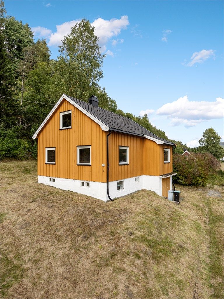 Yttervegger kledd med stående trepanel og yttertak tekket med takstein fra ca. 2015.
