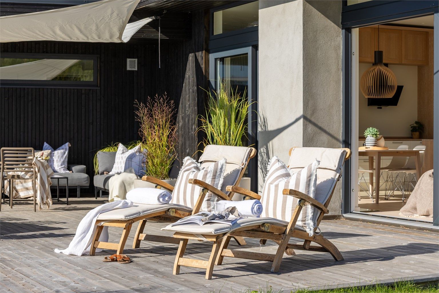 Terrassen gir rikelig med plass for solsenger og avslapning.