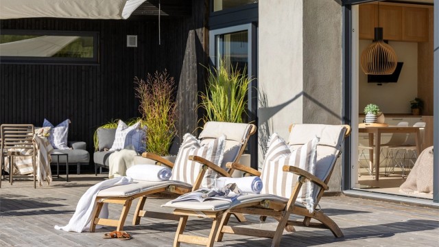Terrassen gir rikelig med plass for solsenger og avslapning.