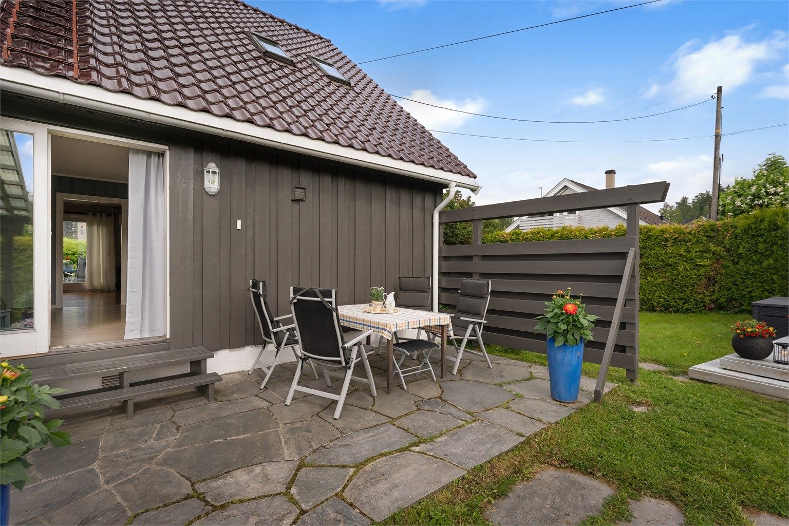 Uteplassen utenfor stuen er steinbelagt og har god plass til sittegruppe.