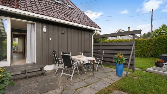 Uteplassen utenfor stuen er steinbelagt og har god plass til sittegruppe.