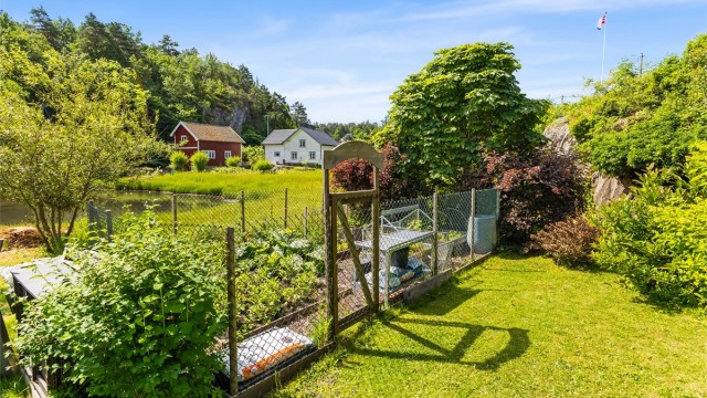 Inngjerdet kjøkkenhage gir mulighet for dyrking av egne grønnsaker.