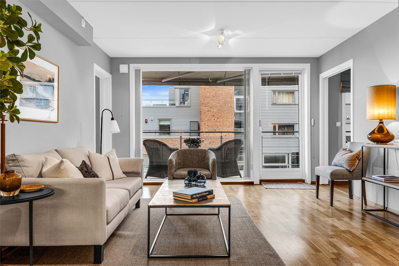 Direkte utgang fra stuen til romslig balkong. 