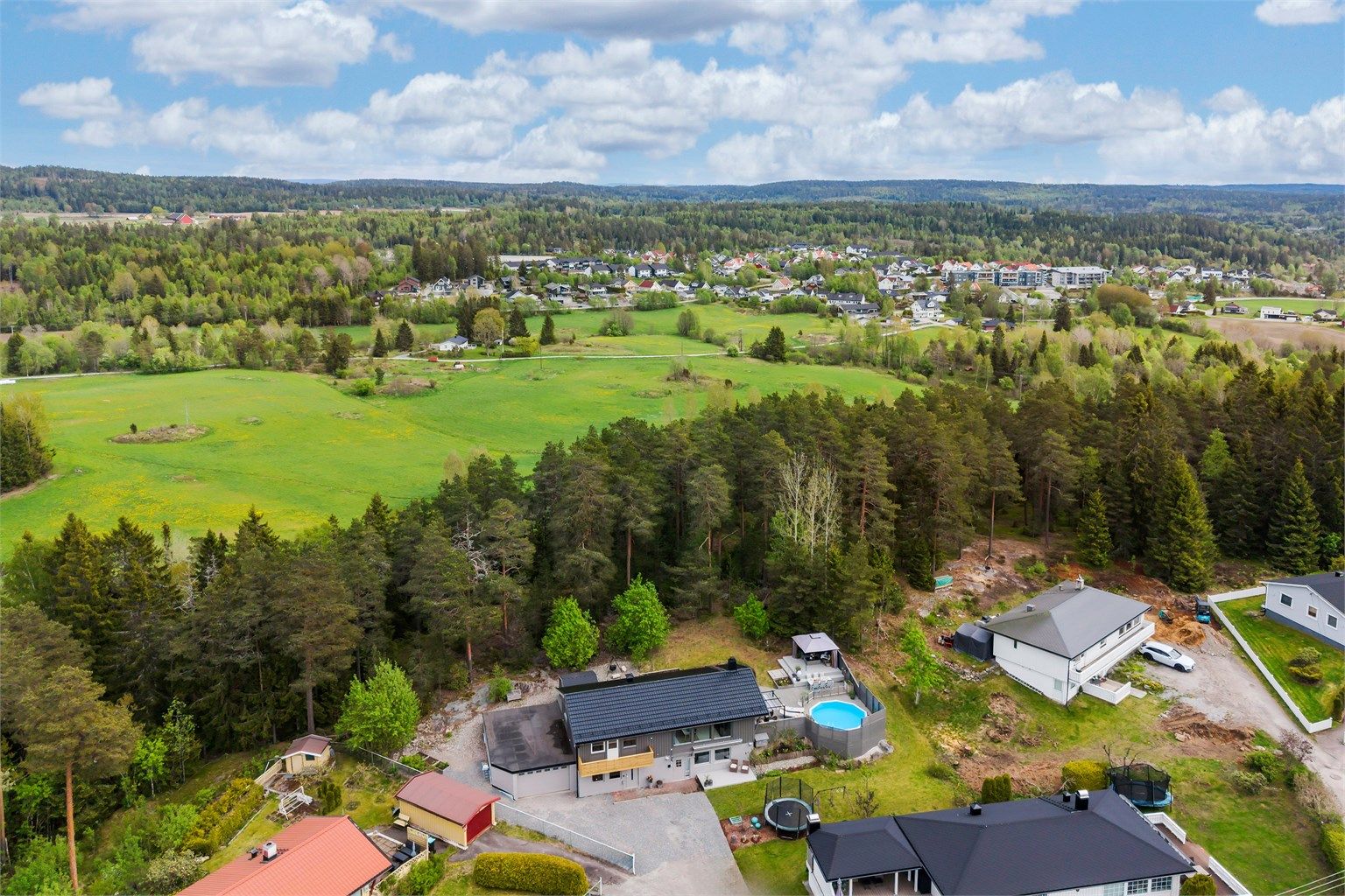 Eiendommen ligger høyt i terrenget med utsikt over nærområdet og skogen.