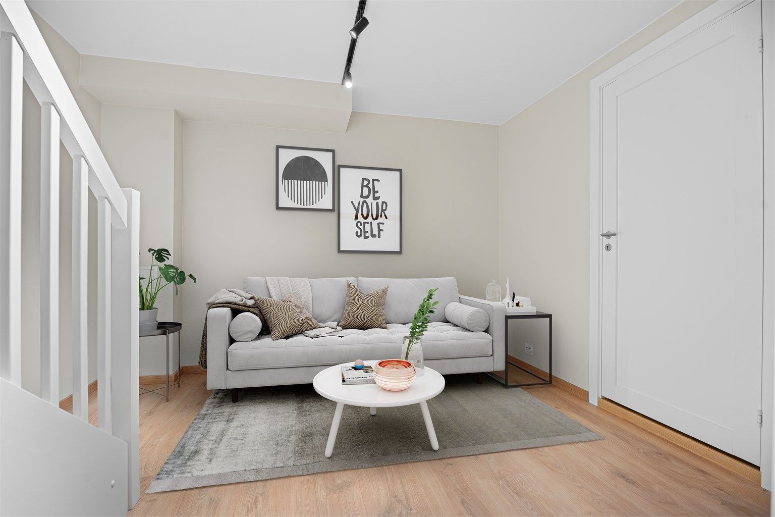 Underetasjen med plass til en koselig sittegruppe for avslapning (Godkjent som "kjeller" ifølge byggetegninger)