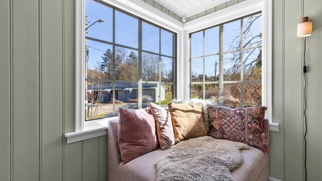 Koselig utsyn og plass til sofa eller mindre skrivebord om ønskelig.
