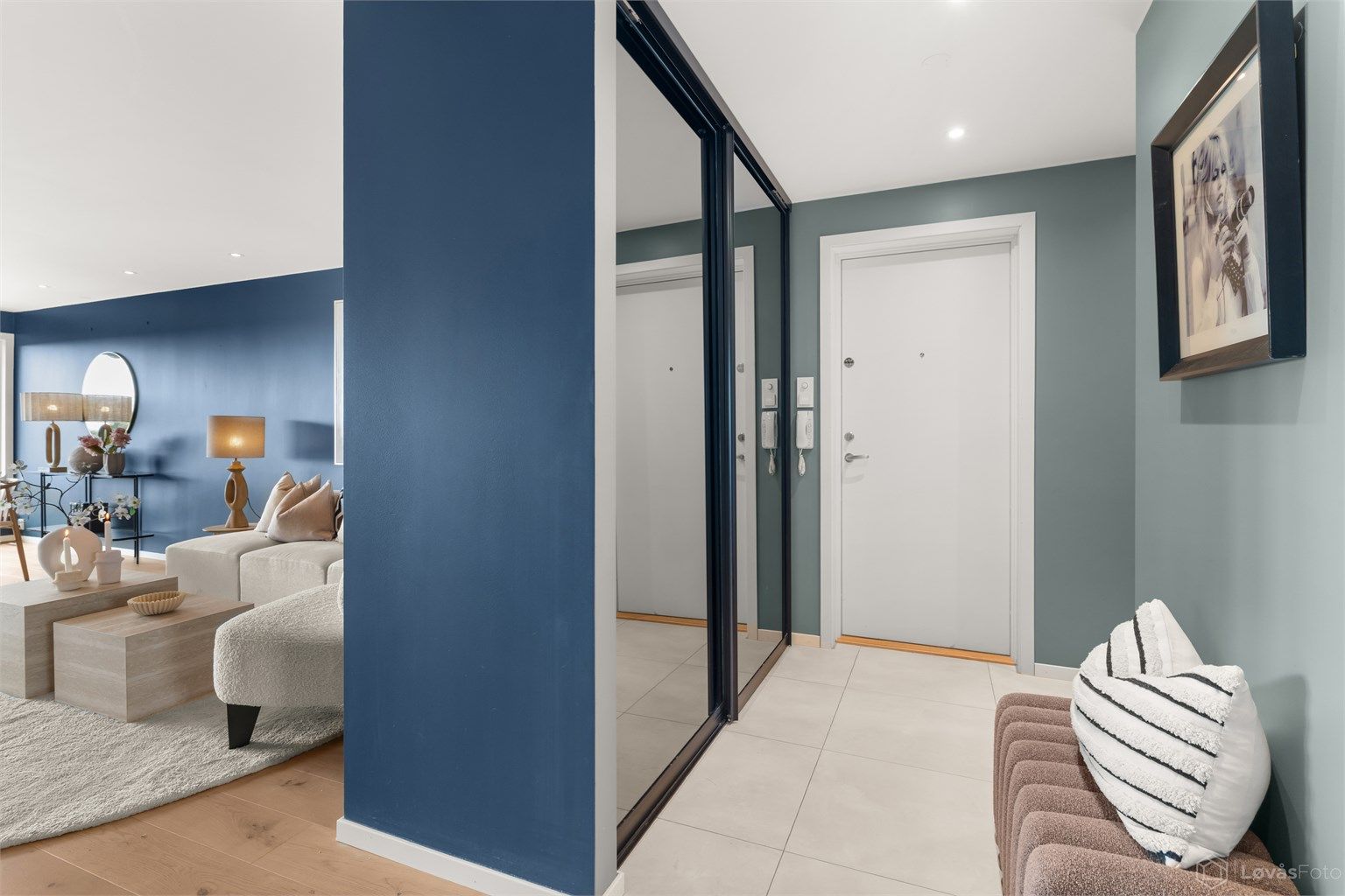 Skyvedørsgarderobe med speilfronter gir rikelig med oppbevaringsplass i entréen.