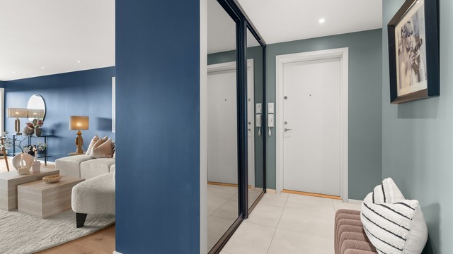 Skyvedørsgarderobe med speilfronter gir rikelig med oppbevaringsplass i entréen.